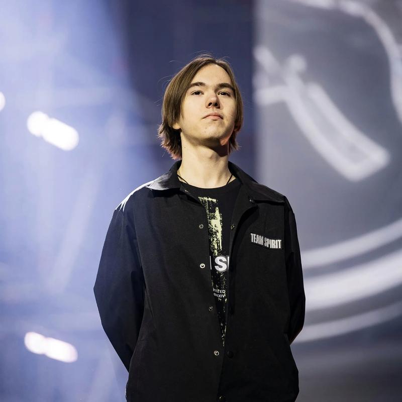 今日LCK赛区的BRO战队官宣，前上单职业选手Sw0rd将转型教练