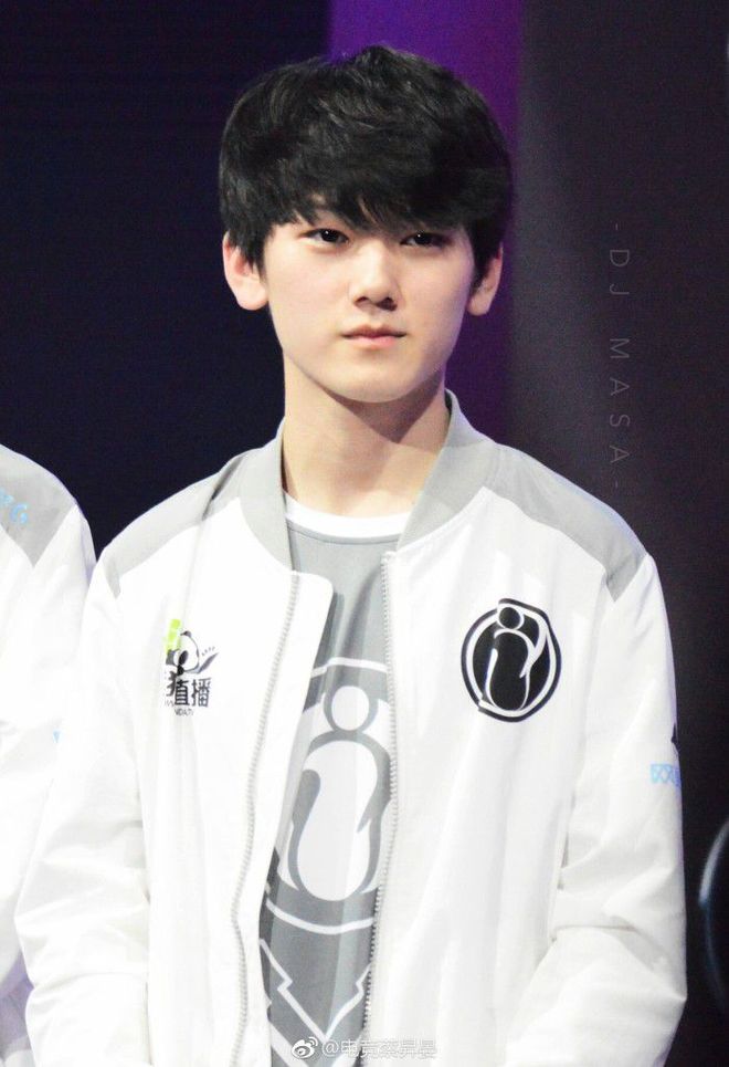 英雄联盟“克里斯关下门”的克里斯回归IG，马上就与超话粉丝互撕